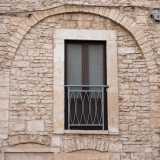 ...antiche arcate murate con all�interno finestroni rettangolari pi� recenti 